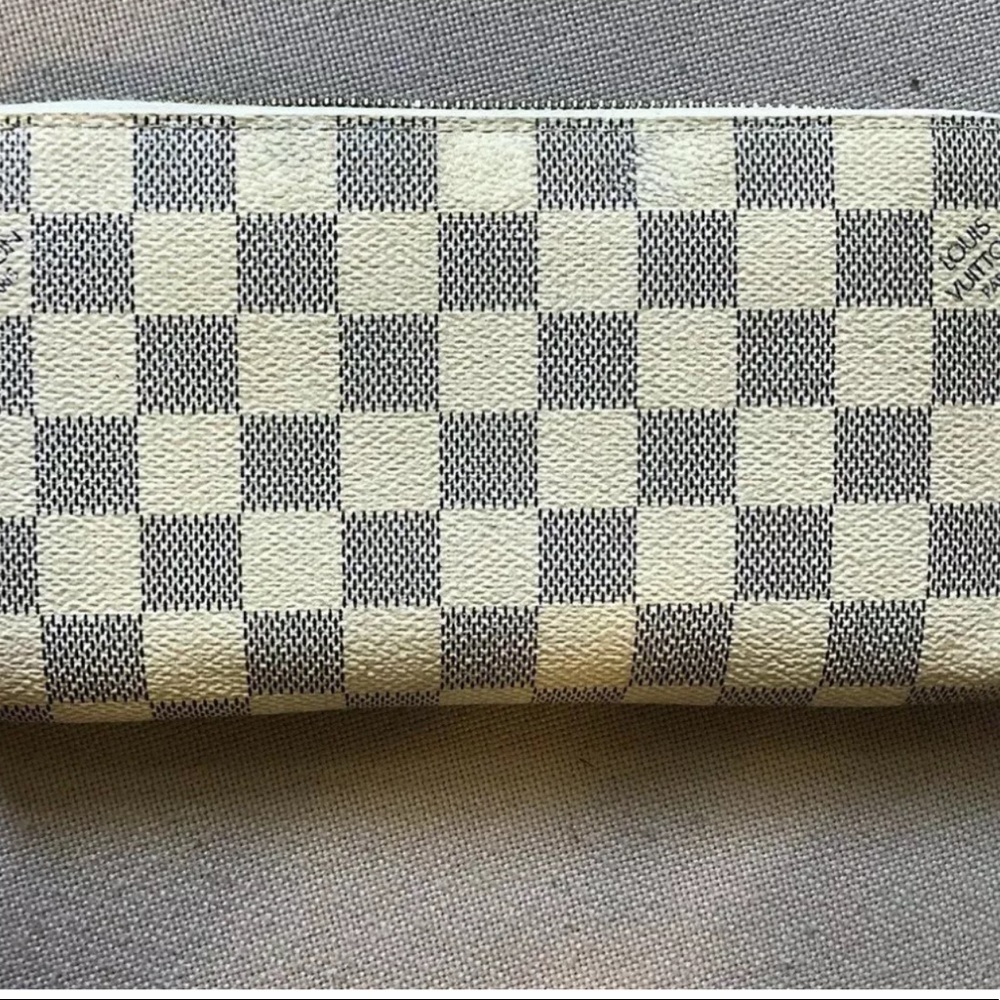 SOLDAuthentic Louis Vuitton damier azur zippy